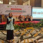 Seruni Lestari, peneliti ICRAF Indonesia saat menjelaskan tentang pengelolaan Gambut dalam Konsultasi Publik - Dokumen Rencana Perlindungan dan Pengelolaan Ekosistem Gambut Banyuasin Sumsel (Seputarsumatera.com / Nefri Inge)