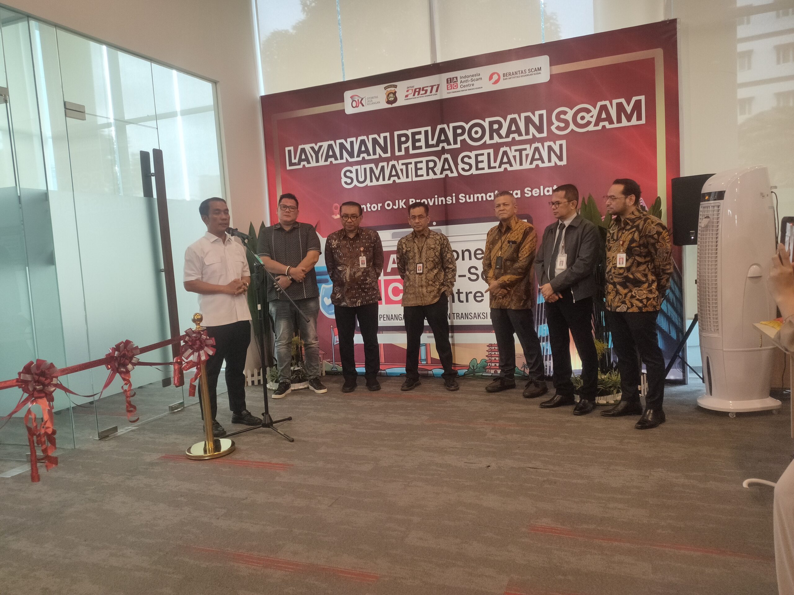 Wakil Ketua Komisi XI DPR RI Fauzi Amro saat menyampaikan apresiasinya kepada OJK Sumsel yang sudah menyediakan layanan pengaduan penipuan scam online di Sumsel (Seputarsumatera.com)