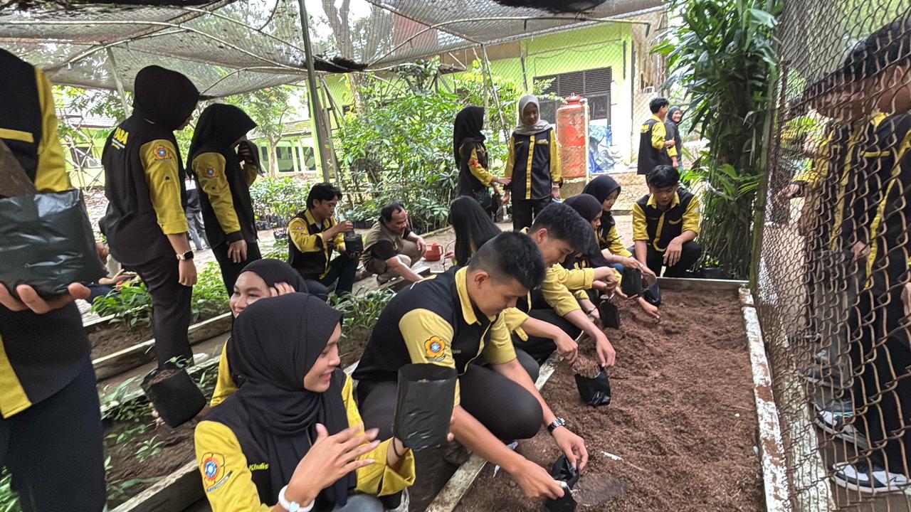 Serunya Pasa Green Action 2006: Mahasiswa Administrasi Publik Unsri peduli lingkungan bersama Dishut Sumsel (Dok Humas FISIP Unsri / Seputarsumatera.com)