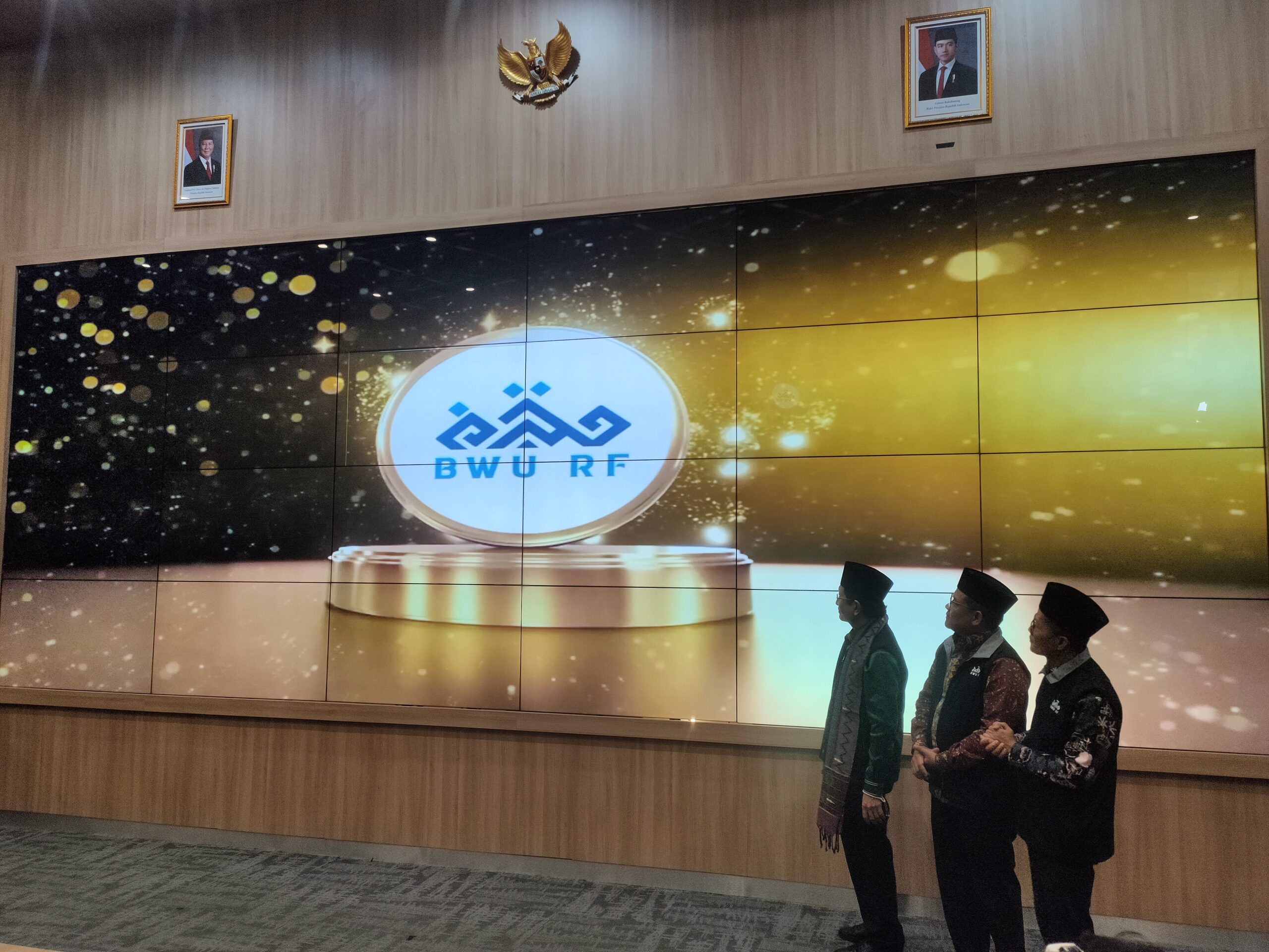 Menag Nasaruddin Umar dan Rektor UIN Raden Fatah Palembang Prof Muhammad Adil, meresmikan Badan Wakaf UIN Raden Fatah Palembang serta menandatangani prasasti Gedung Sport and Business Centre UIN Raden Fatah Palembang (Seputarsumatera.com)
