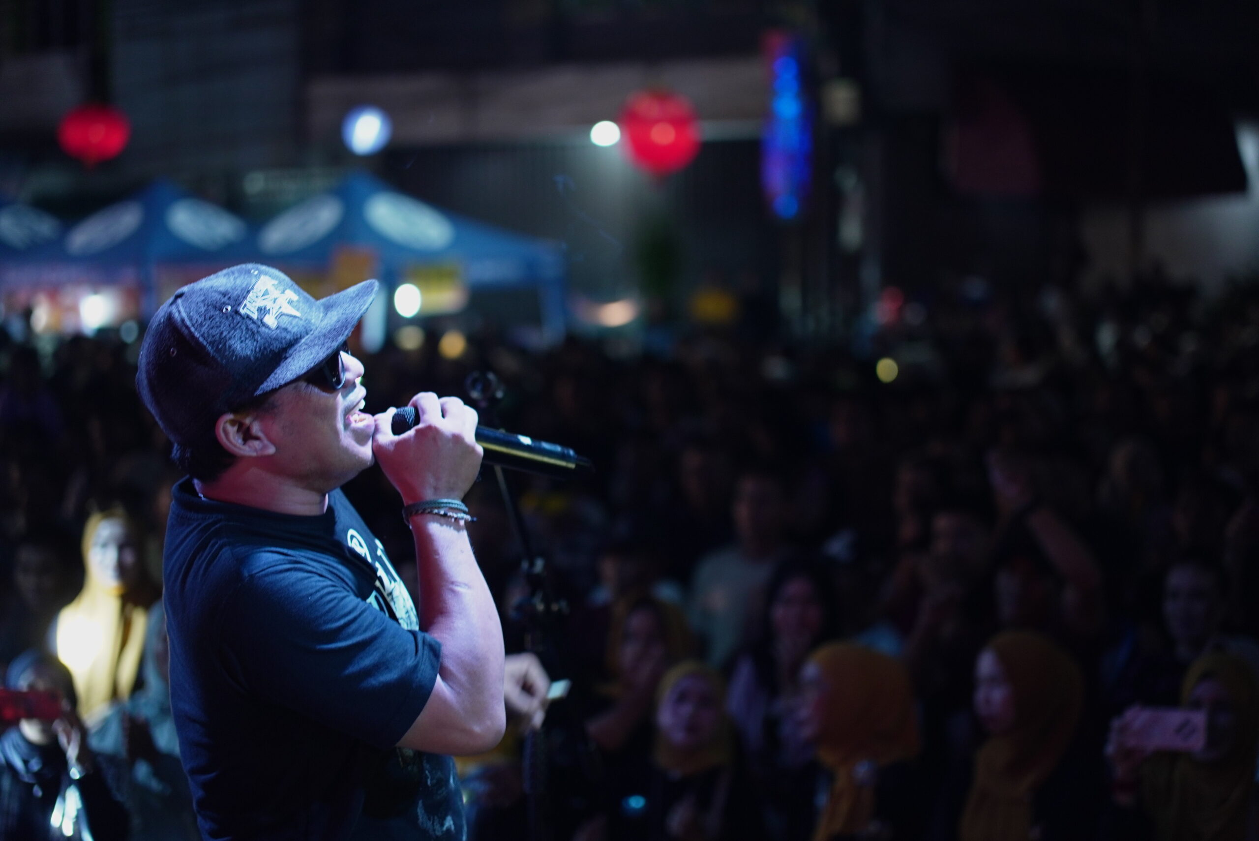 Ketua Jamers Palembang, Keken Bintaro bersama band, saat menghibur para penonton di event Anniversary ke-33 Gong Sriwijaya di Car Free Night (CFN) Palembang, Sabtu (6/6/2026) lalu (Dok. Humas Gong Sriwijaya / Seputarsumatera.com)