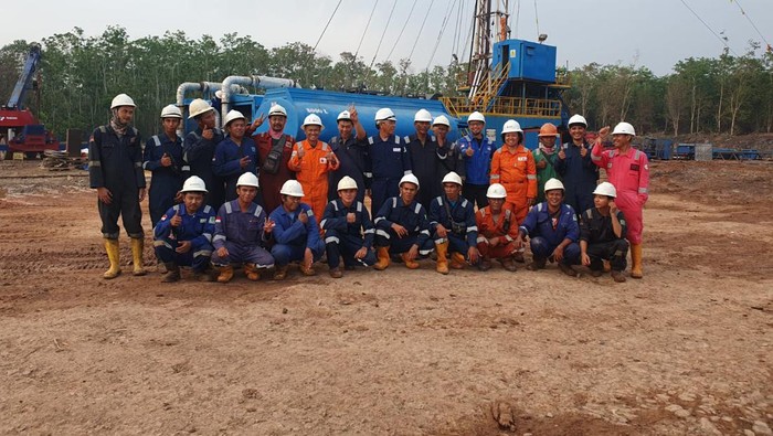 Tim WK Belida PT Sele Raya Belida menggunakan APD lengkap saat ke lapangan (Dok. Humas SKK Migas / Seputarsumatera.com)
