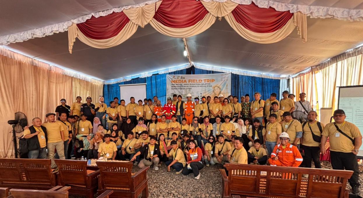 SKK Migas - PT Sele Raya Belida berfoto bersama para awak media dalam rangka kegiatan Media Field Trip SKK Migas - KKKS Sumatera Selatan bersama Forum Jurnalis Migas (FJM) Sumsel, di Wilayah Kerja (WK) Belida, di Desa Lembak Kabupaten Musi Banyuasin, Senin (8/6/2026) pagi (Dok. Humas FJM Sumsel / Seputarsumatera.com)