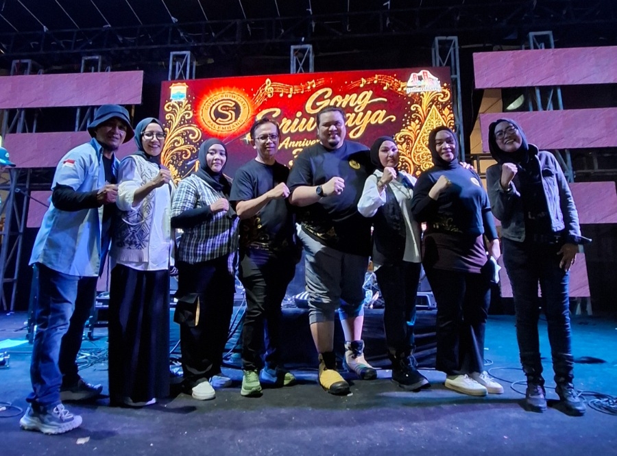 Ketua Gong Sriwijaya Abah Fajri (tengah) berfoto bersama para musisi seusai perhelatan Anniversary ke-33 Gong Sriwijaya di CFN Palembang (Seputarsumatera.com)