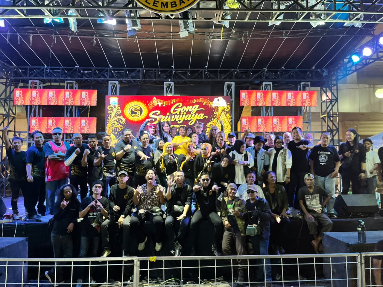 Para musisi Palembang yang sukses meramaikan panggung perayaan Anniversary ke-33 Gong Sriwijaya di Car Free Night (CFN) Palembang, Sabtu (6/6/2026) malam (Dok. Humas Gong Sriwijaya / Seputarsumatera.com)