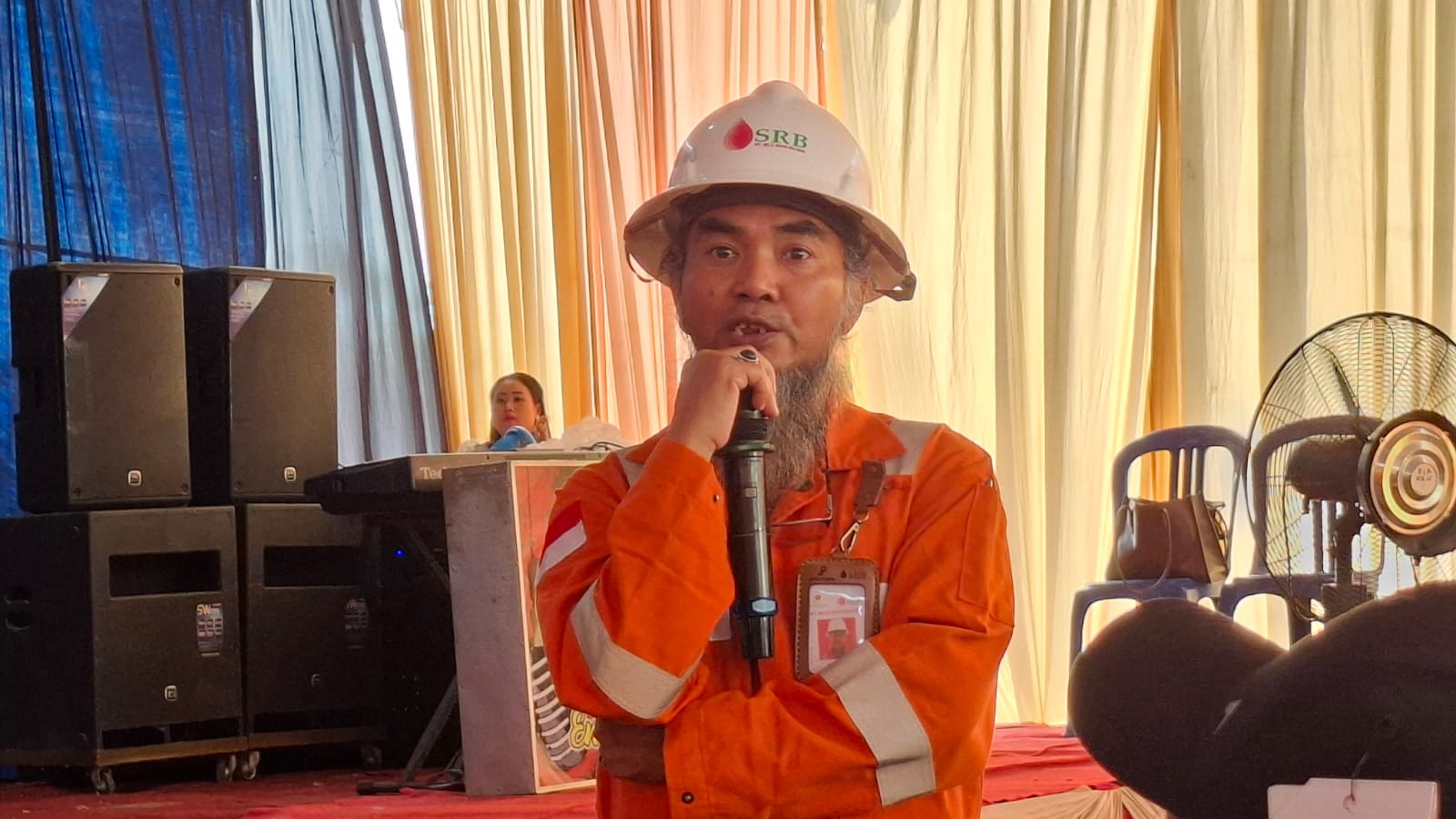 Elvi Kurnia Hakim, Field Superintendent PT Sele Raya Belida, menjelaskan tentang Sumur Cantik saat para awak media mengikuti Media Field Trip SKK Migas - KKKS Sumatera Selatan bersama Forum Jurnalis Migas (FJM) Sumsel, di Wilayah Kerja (WK) Belida, di Desa Lembak Kabupaten Musi Banyuasin, Senin (8/6/2026) pagi (Nefri Inge / Seputarsumatera.com)