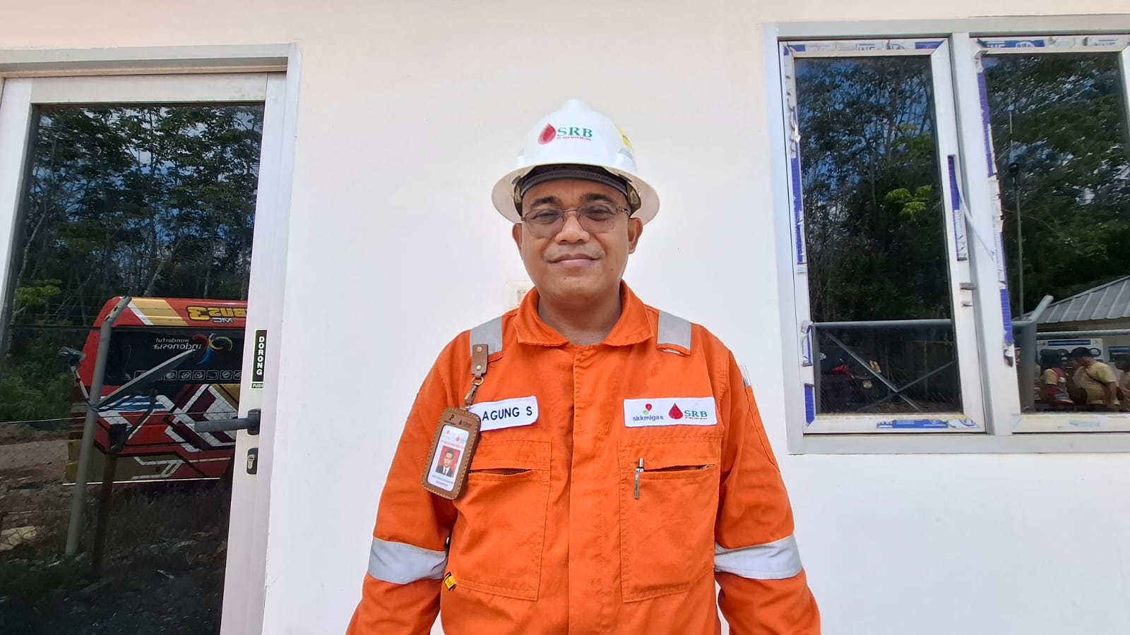 Dipo Agung, HSE Field PT Sele Raya Belida saat diwawancarai awak Seputarsumatera.com (Nefri Inge / Seputarsumatera.com)