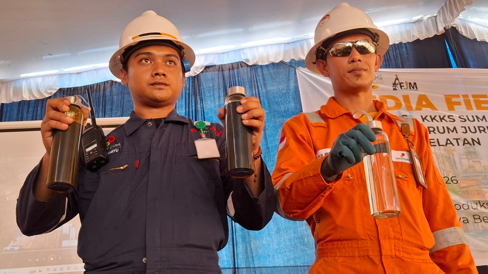 Crued Oil yang menjadi campuran chemical(kiri), kondensat liquid dari SAS-2 (tengah) dan kondensat bening dari Sumur Cantik (kanan) dari hasil pengeboran sumur di Kabupaten Muara Enim Sumsel (Nefri Inge / Seputarsumatera.com)