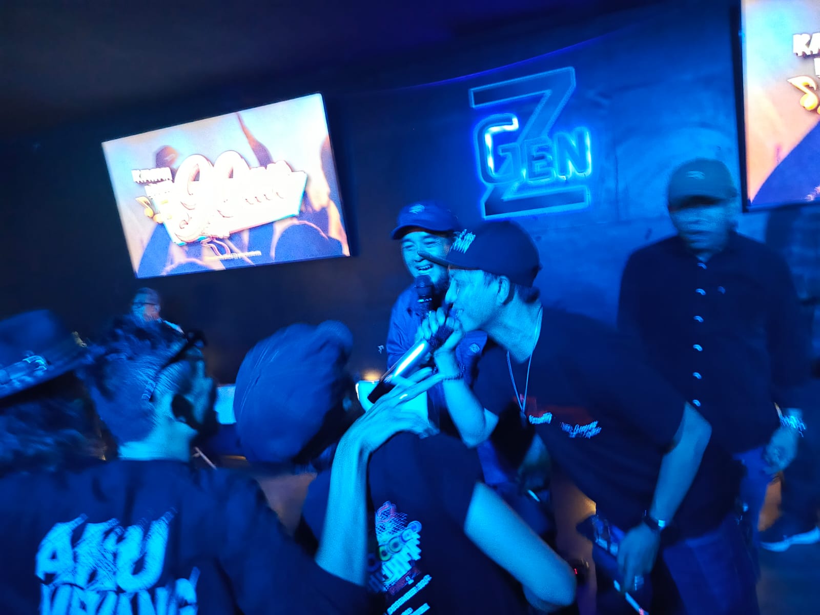 Keseruan pentas reuni musik dan budaya dalam rangkaian peringatan HUT ke-9 Yayasan Kawan Lamo Galo Palembang, di GenZ Cafe Palembang (Dok. Humas Yayasan Kawan Lamo Galo Palembang / Seputarsumatera.com)