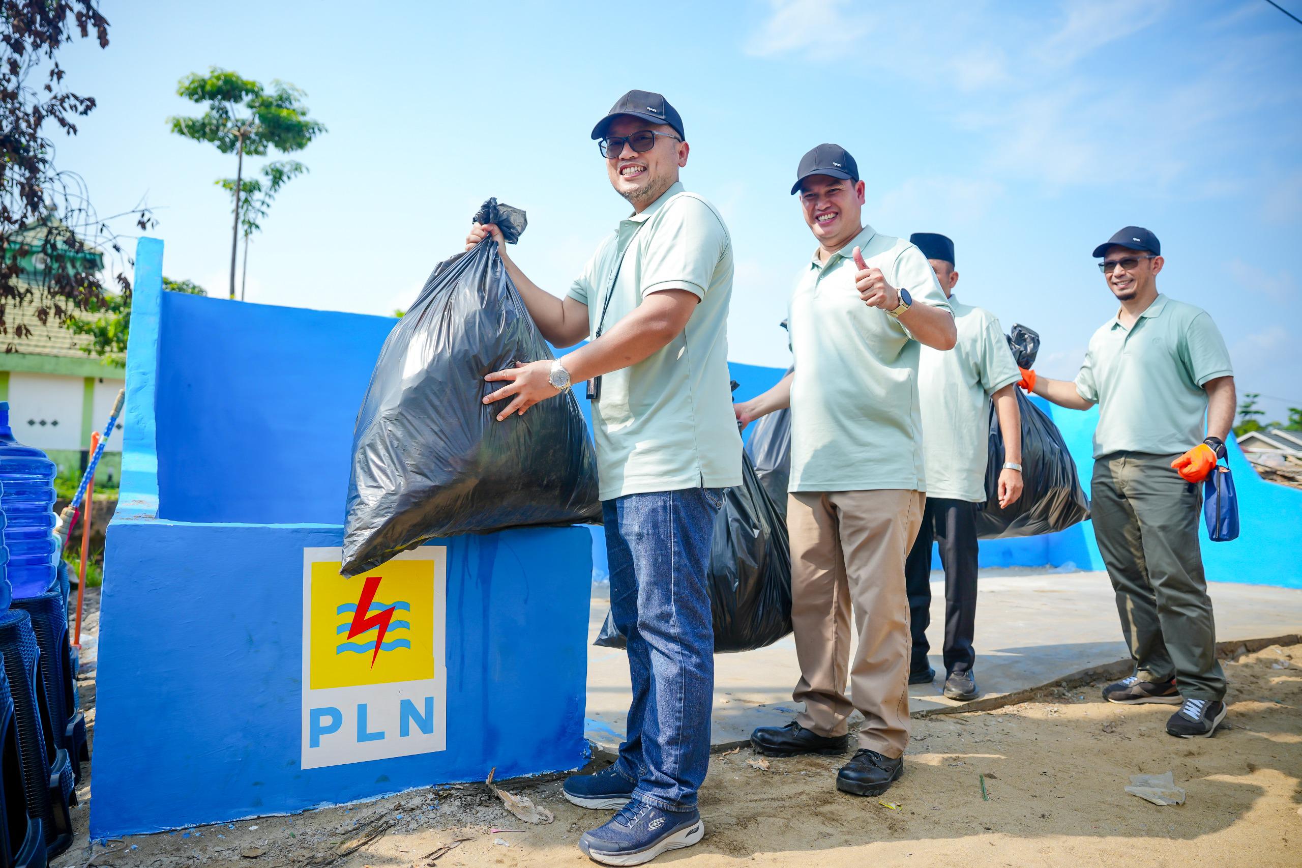 Peringati Hari Lingkungan Hidup Sedunia 2026, PLN UID S2JB ajak masyarakat bergerak dari langkah kecil untuk dampak besar (Dok. Humas PLN / Seputarsumatera.com) Peringati Hari Lingkungan Hidup Sedunia 2026, PLN UID S2JB ajak masyarakat bergerak dari langkah kecil untuk dampak besar (Dok. Humas PLN / Seputarsumatera.com)