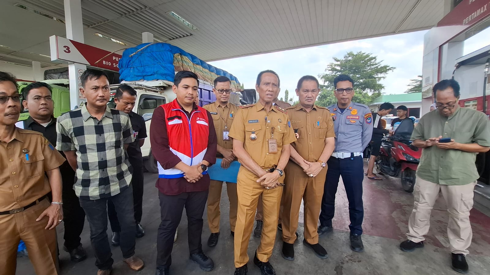 Sekda OKI Asmar Wijaya bersama Executive General Manager Pertamina Patra Niaga Regional Sumbagsel Alexander Susilo seusai meninjau antrean solar bersubsidi di 2 SPBU di Kayuagung OKI Sumsel (Nefri Inge / Seputarsumatera.com)