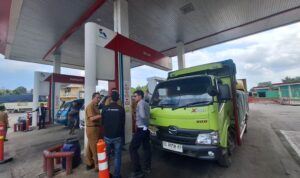 Pengisian BBM solar bersubsidi di SPBU di Jalan Kayuagung OKI Sumsel (Nefri Inge / Seputarsumatera.com) Pengisian BBM solar bersubsidi di SPBU di Jalan Kayuagung OKI Sumsel (Nefri Inge / Seputarsumatera.com)