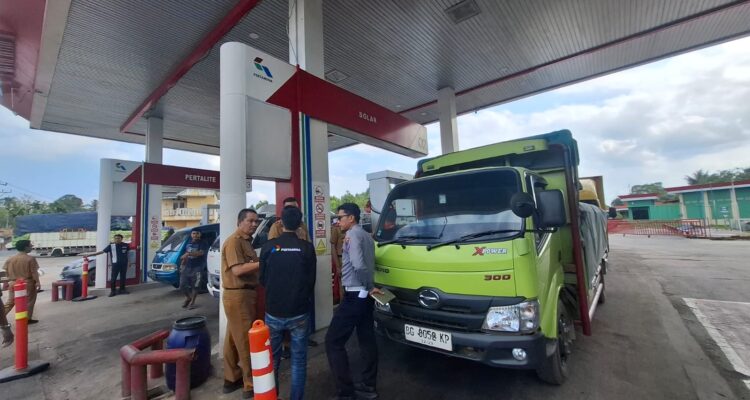 Pengisian BBM solar bersubsidi di SPBU di Jalan Kayuagung OKI Sumsel (Nefri Inge / Seputarsumatera.com)