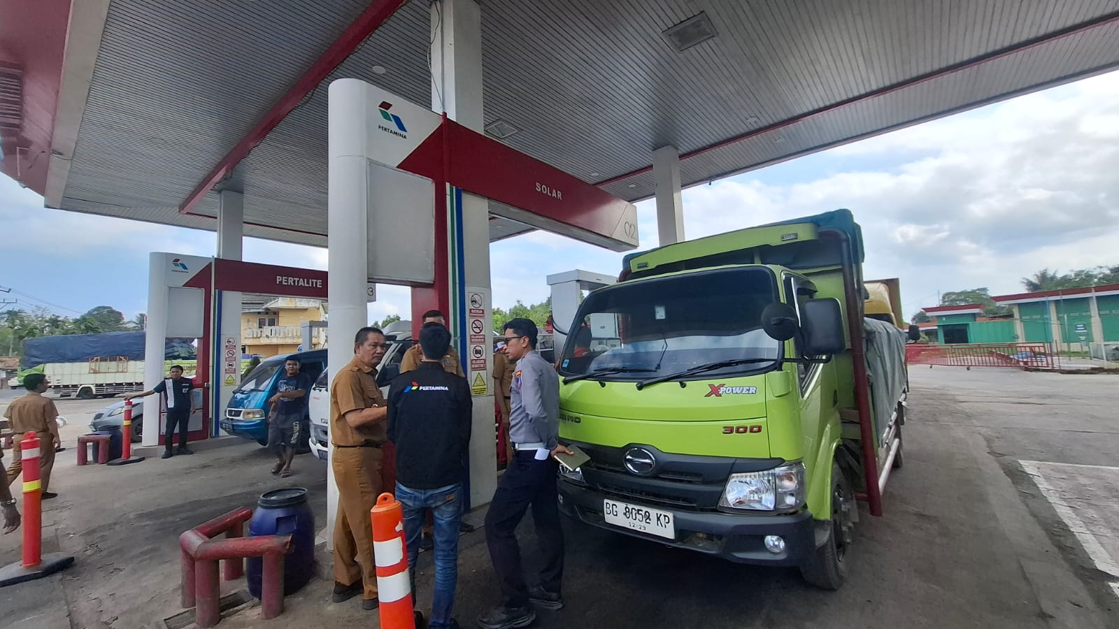 Pengisian BBM solar bersubsidi di SPBU di Jalan Kayuagung OKI Sumsel (Nefri Inge / Seputarsumatera.com)