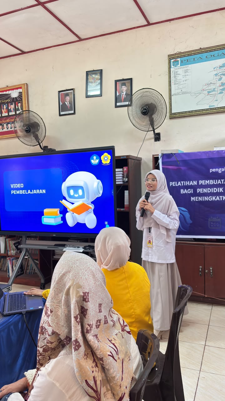 Dosen Ilmu Komunikasi Unsri Bekali Guru SMPN 2 Indralaya Utara Bikin Video Berbasis AI