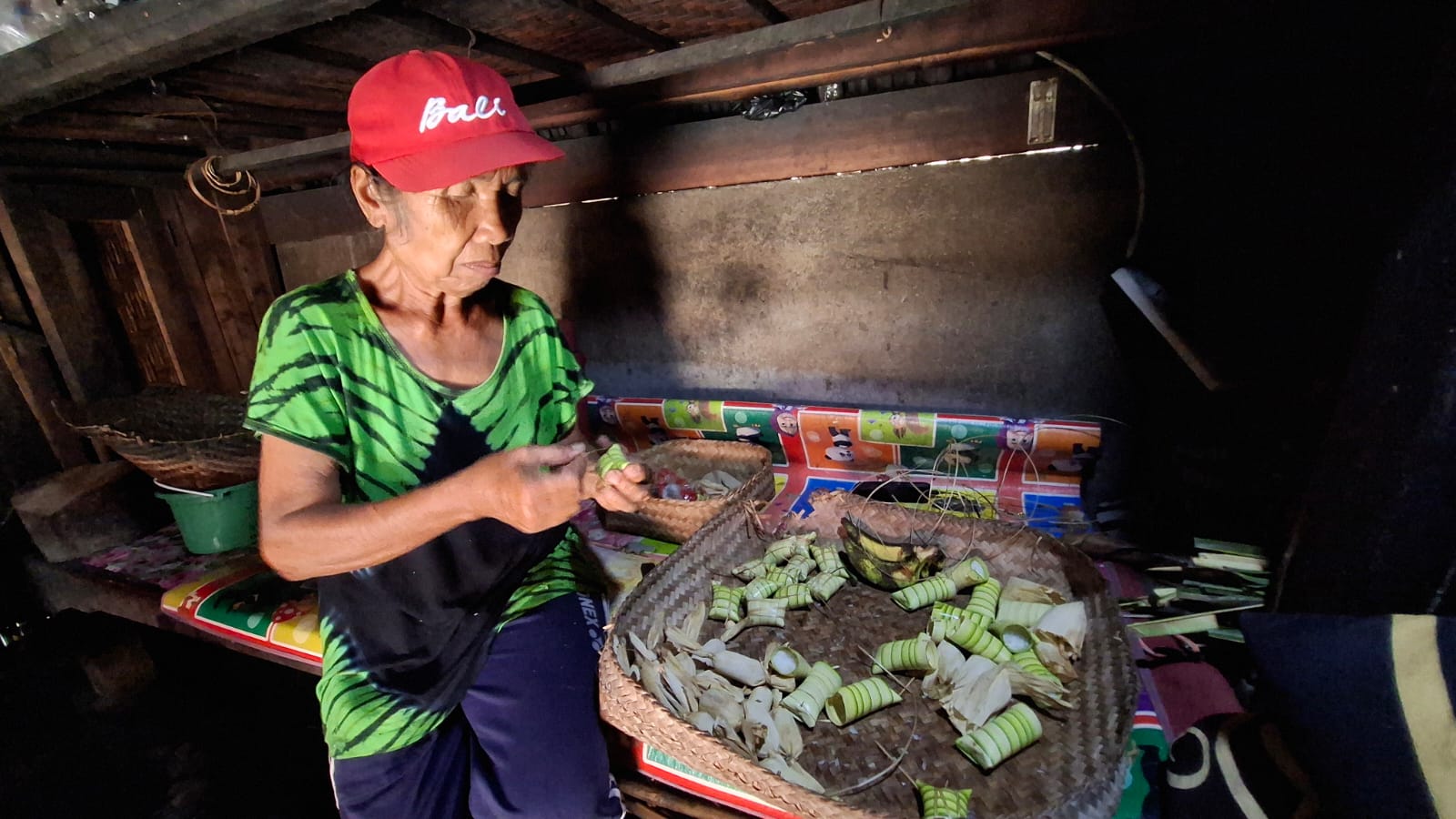 Nyoman saat membuat Jeja Bantal, makanan khas Bali yang akan dibawa untuk upacara adat Bali