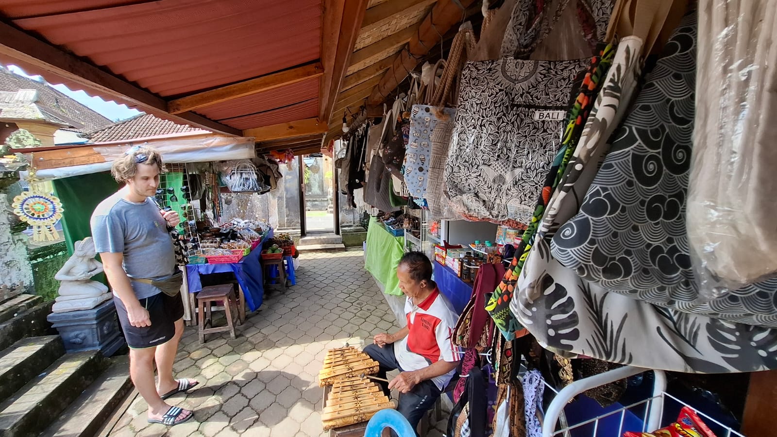 Salah satu turis mancanegara terkesima dengan permainan musik Rindik yang dimainkan Ketut Cedung, di salah satu rumah di Desa Penglipuran Bangli Bali 