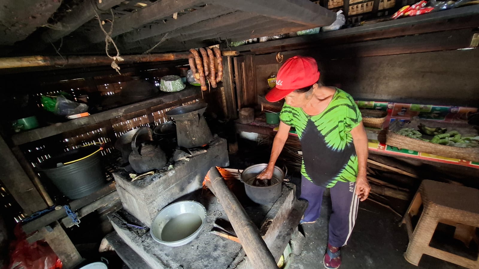 Nyoman menunjukkan tungku di dapur Umah Pawon yang selalu digunakan untuk memasak
