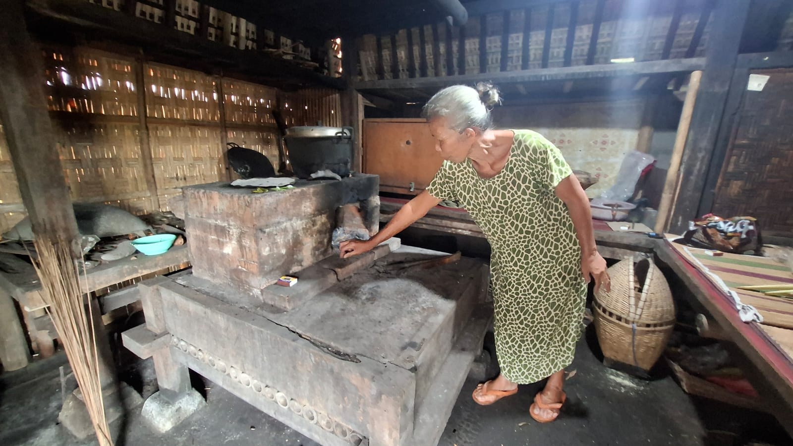 Ketut Siplin saat menjelaskan alat masak Dapur Pawon yang masih digunakannya
