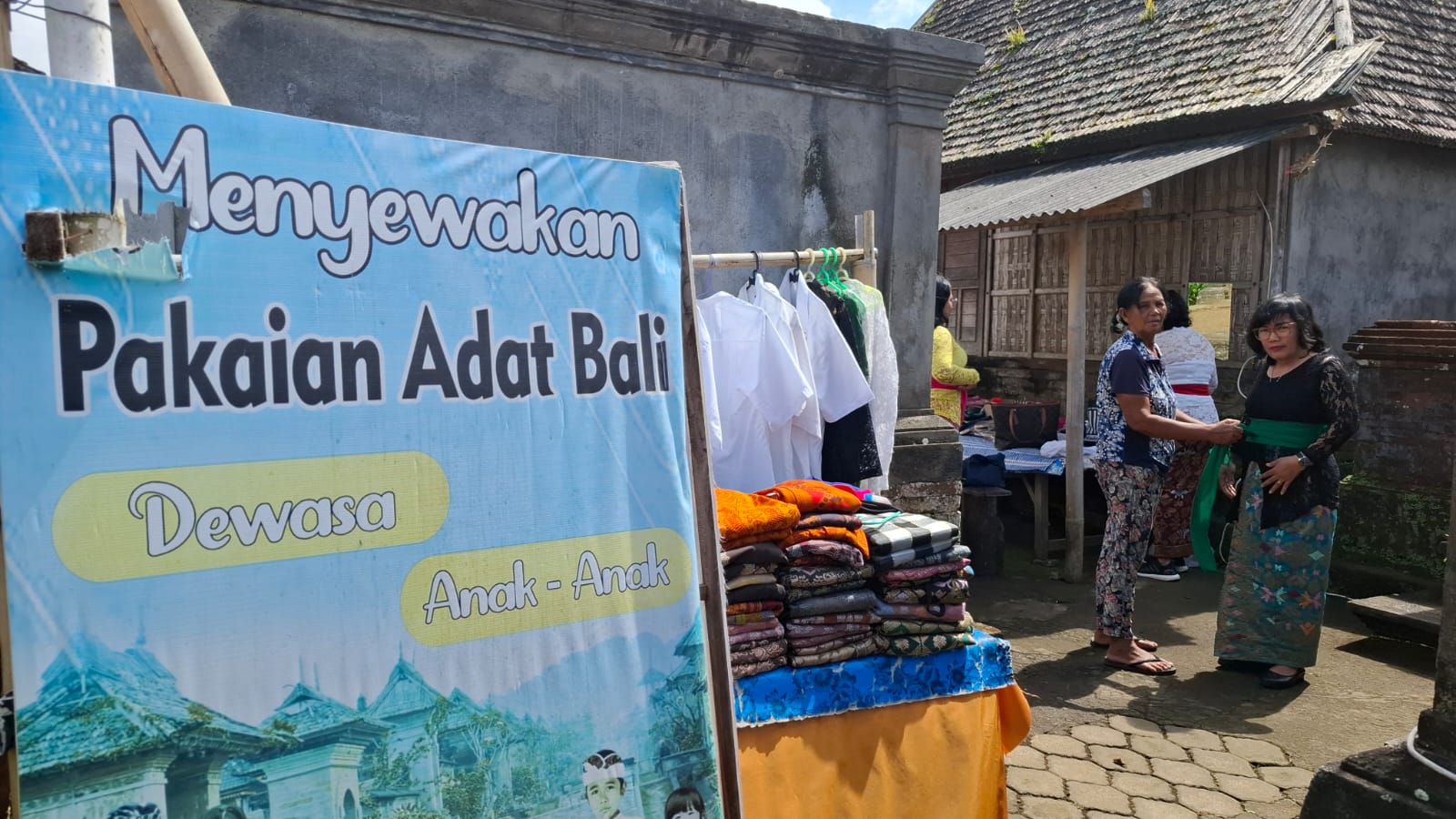 Penyewaan pakaian adat Bali di Desa Penglipuran Bangli Bali