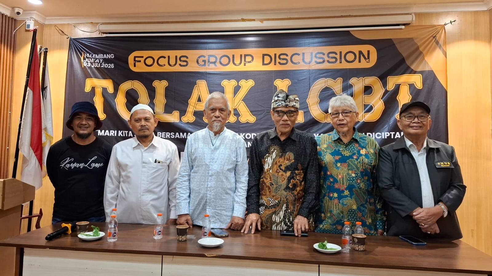Ketua Yayasan Kawan Lamo Galo Palembang (kiri) bersama perwakilan Forum Kerukunan Umat Beragama (FKUB) Sumsel bersama-sama mendukung penolakan komunitas LGBT di Palembang dan mendorong Perwali dan Perda Tolak LGBT (Dok. Humas Yayasan Kawan Lamo Galo Palembang / Seputarsumatera.com)