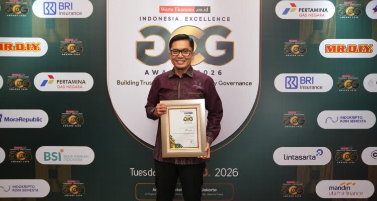 Direktur Manajemen Risiko PGN Eri Surya Kelana mewakili PGN menerima Indonesia Excellence Good Corporate Governance Ethics in Supporting National Energy Diversification and Transition - Oil and Gas Category pada ajang Indonesia Excellence Good Corporate Governance (GCG) Award 2026 (Dok. Humas PGN / Seputarsumatera.com)