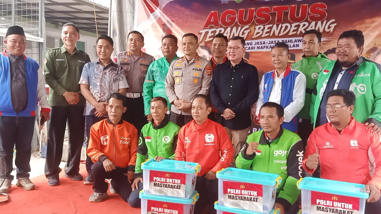 Kapolda Sumsel memberikan bansos ke ADO Sumsel (IST)