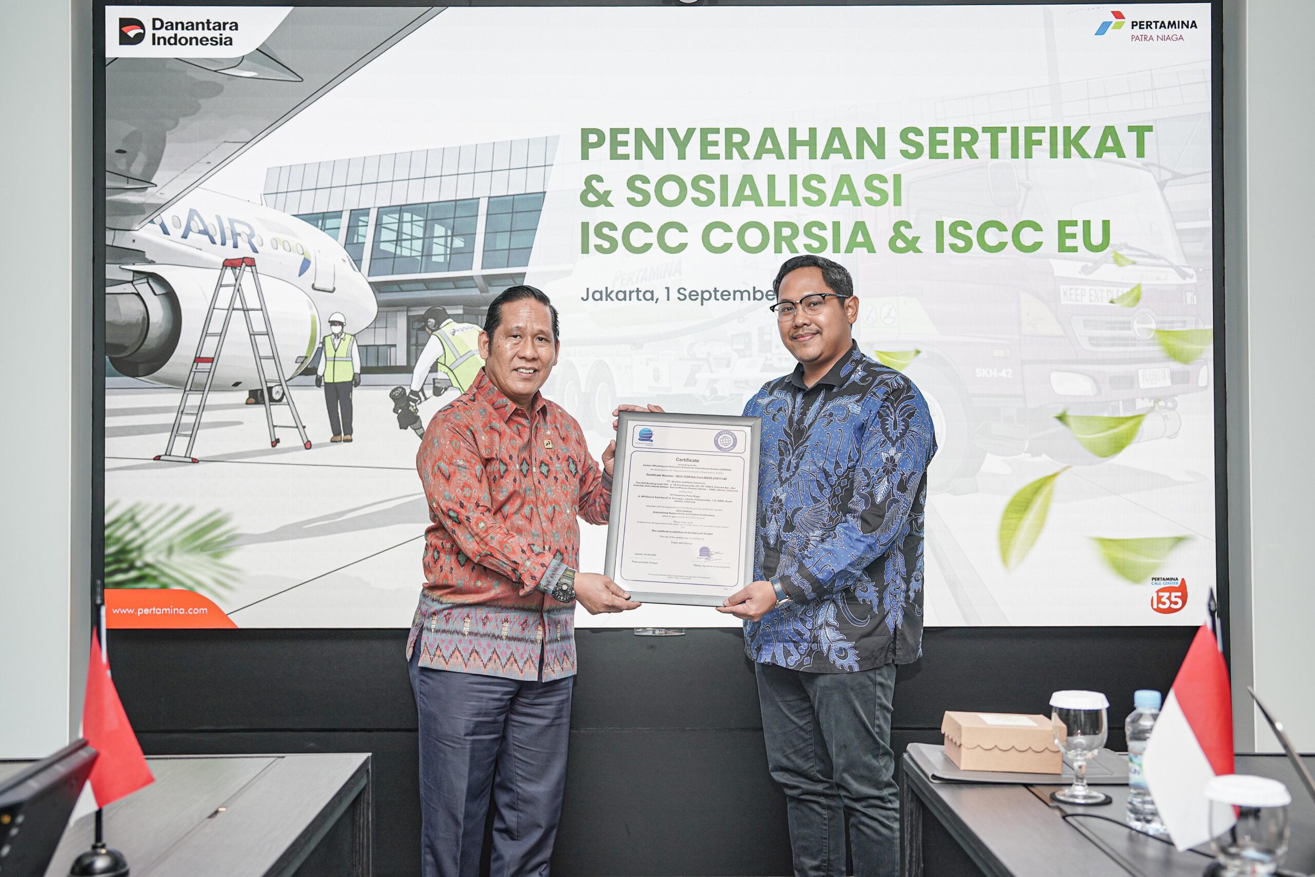 Direktur Pemasaran Korporat Pertamina Patra Niaga , Alimuddin Baso (kanan) menerima sertifikat ISCC (International Sustainability and Carbon Certification) dari CEO PT Qualitas Sertifikasi Indonesia, Ryanza Prasetya (kiri)