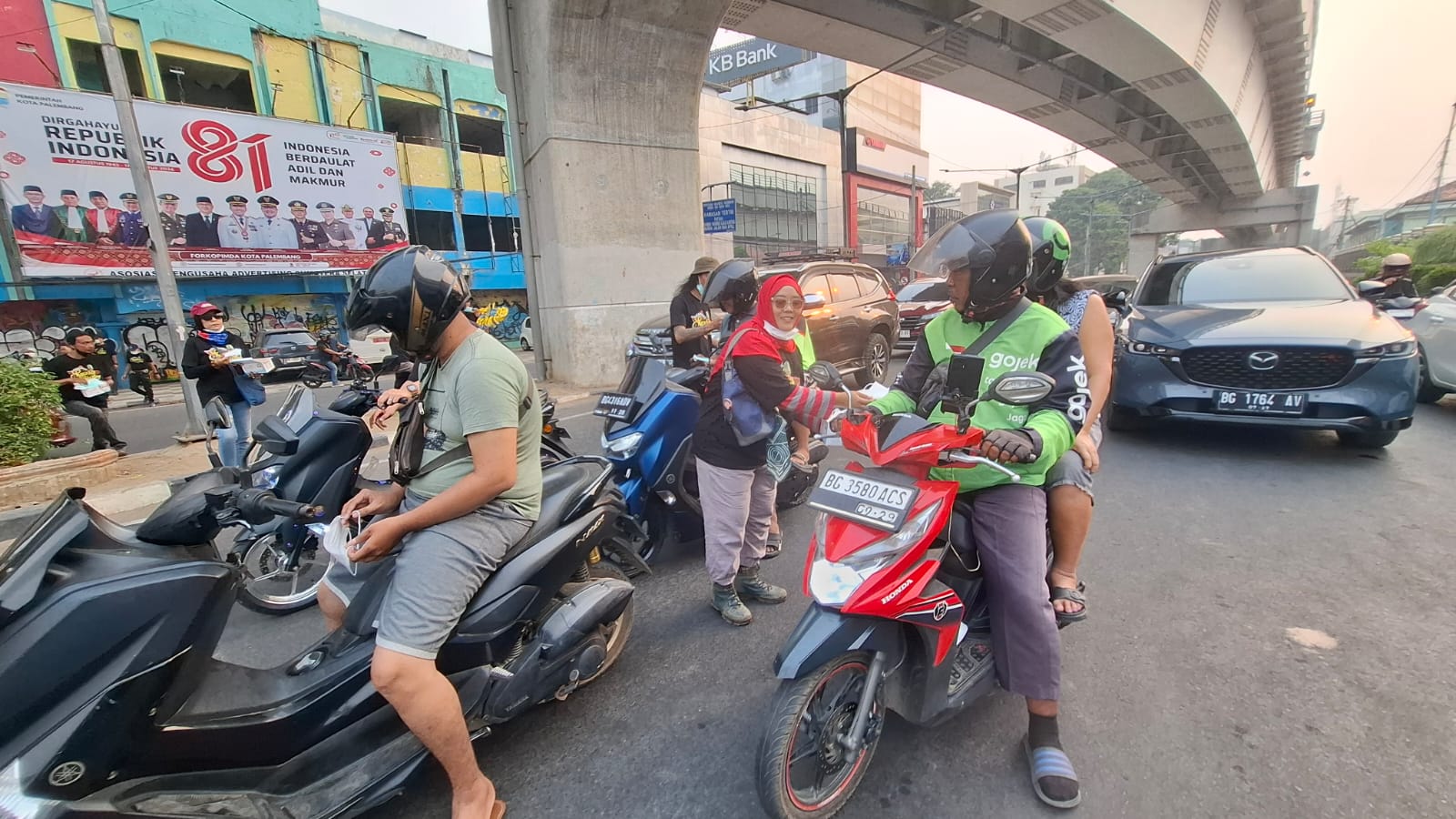 Lokasi yang dipilih juga dinilainya sangat strategis, apalagi tingkat mobilitas yang cukup tinggi di simpang empat Jalan Jendral Sudirman Palembang tersebut.Dia berharap, kolaborasi Sentra Budi Perkasa Palembang dan Yayasan Kawan Lamo Galo Sumsel tersebut bisa membantu warga Palembang, yang harus beraktivitas di luar rumah tapi tetap menjaga kesehatan dengan memakai masker.