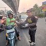 Mpit,.Ketua Yayasan Kawan Lamo Galo Sumsel saat membagikan masker ke pengendara sepeda motor (Dok. Humas Yayasan Kawan Lamo Galo Sumsel)