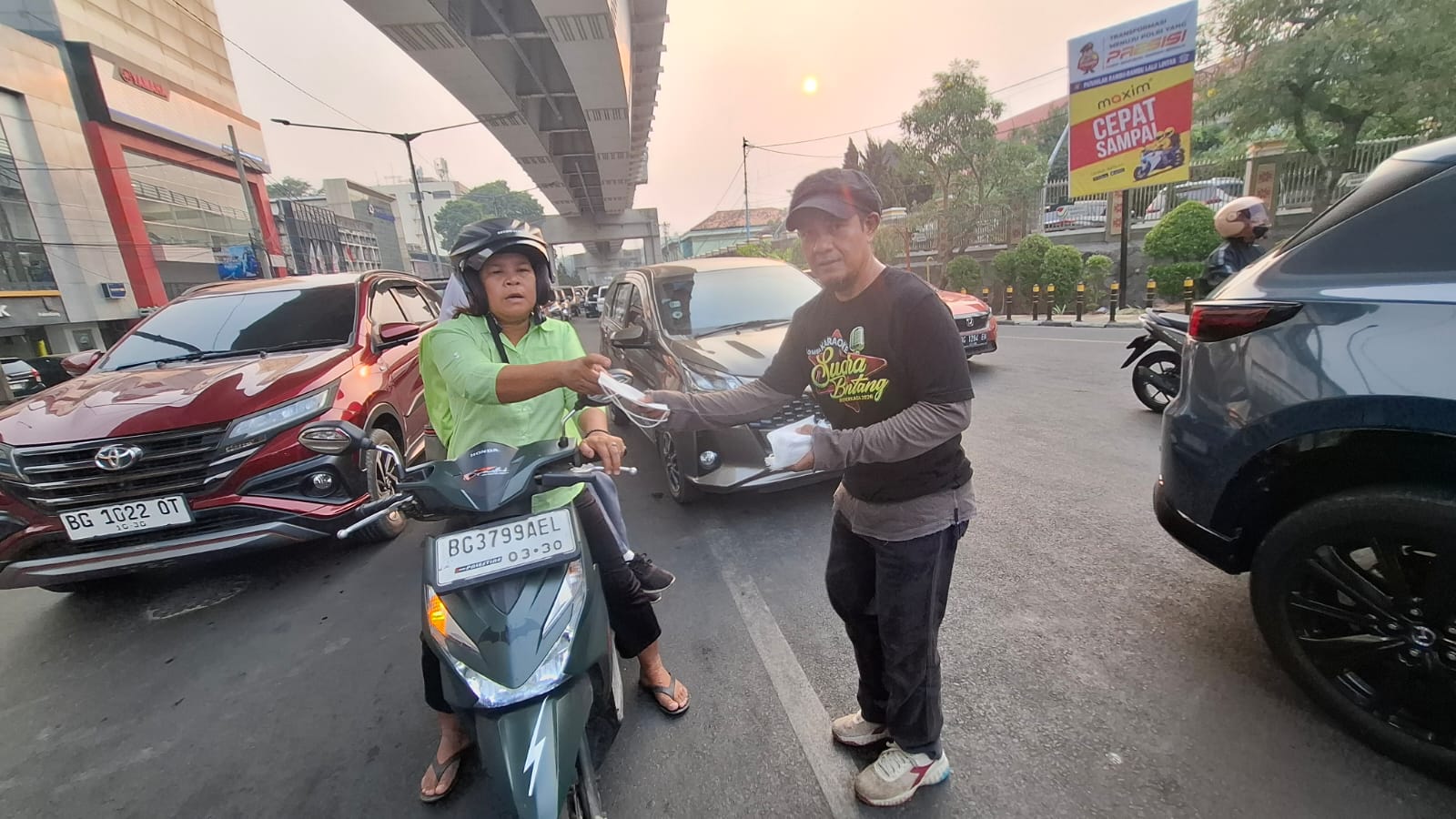 Mpit,.Ketua Yayasan Kawan Lamo Galo Sumsel saat membagikan masker ke pengendara sepeda motor (Dok. Humas Yayasan Kawan Lamo Galo Sumsel) Mpit,.Ketua Yayasan Kawan Lamo Galo Sumsel saat membagikan masker ke pengendara sepeda motor (Dok. Humas Yayasan Kawan Lamo Galo Sumsel)