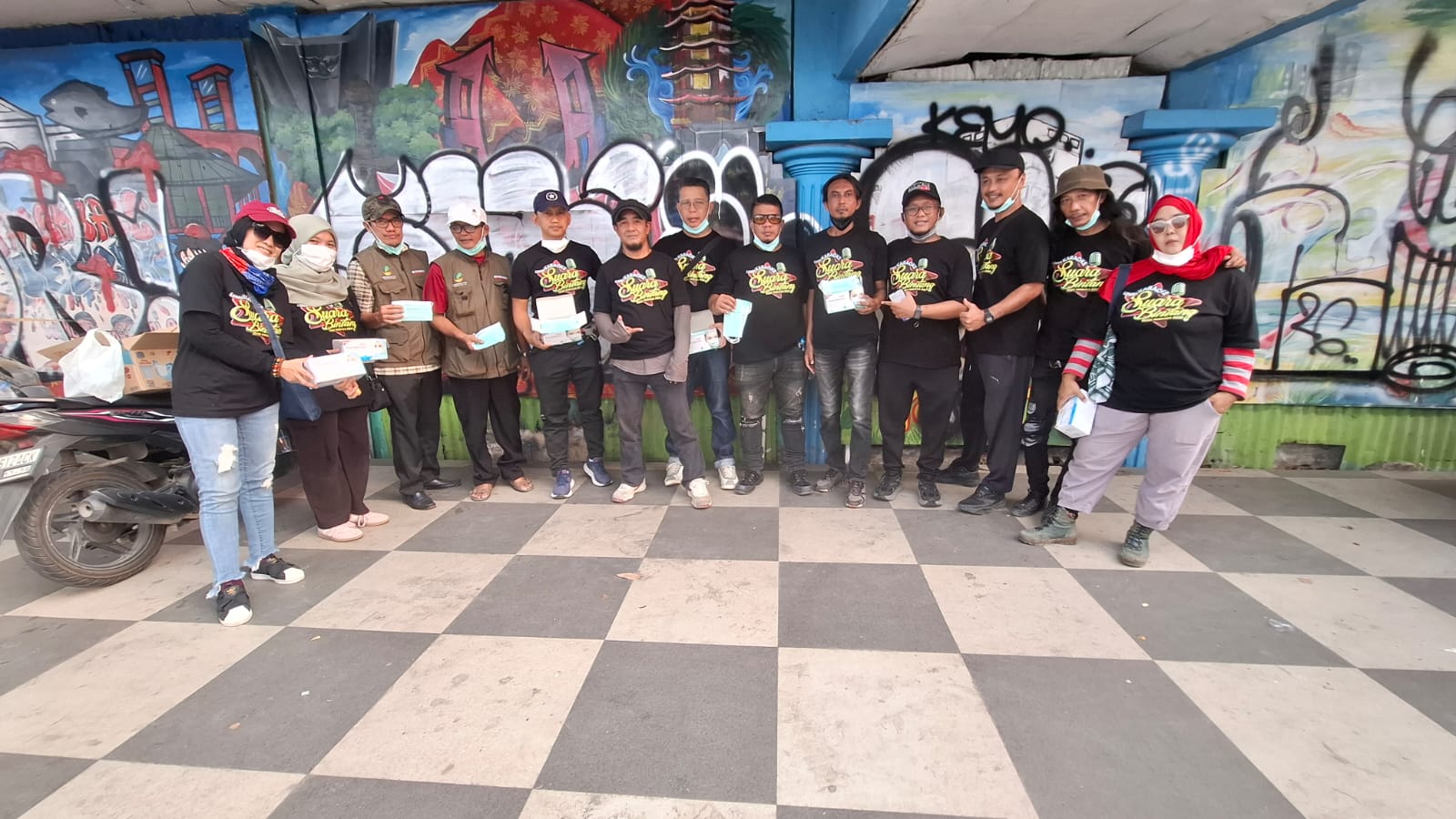 Tim dari Sentra Budi Perkasa Palembang dan Yayasan Kawan Lamo Galo Sumsel saat akan membagikan masker secara gratis di simpang empat lampu merah Jalan Jendral Sudirman Palembang Sumsel (Dok. Humas Yayasan Kawan Lamo Galo Sumsel)