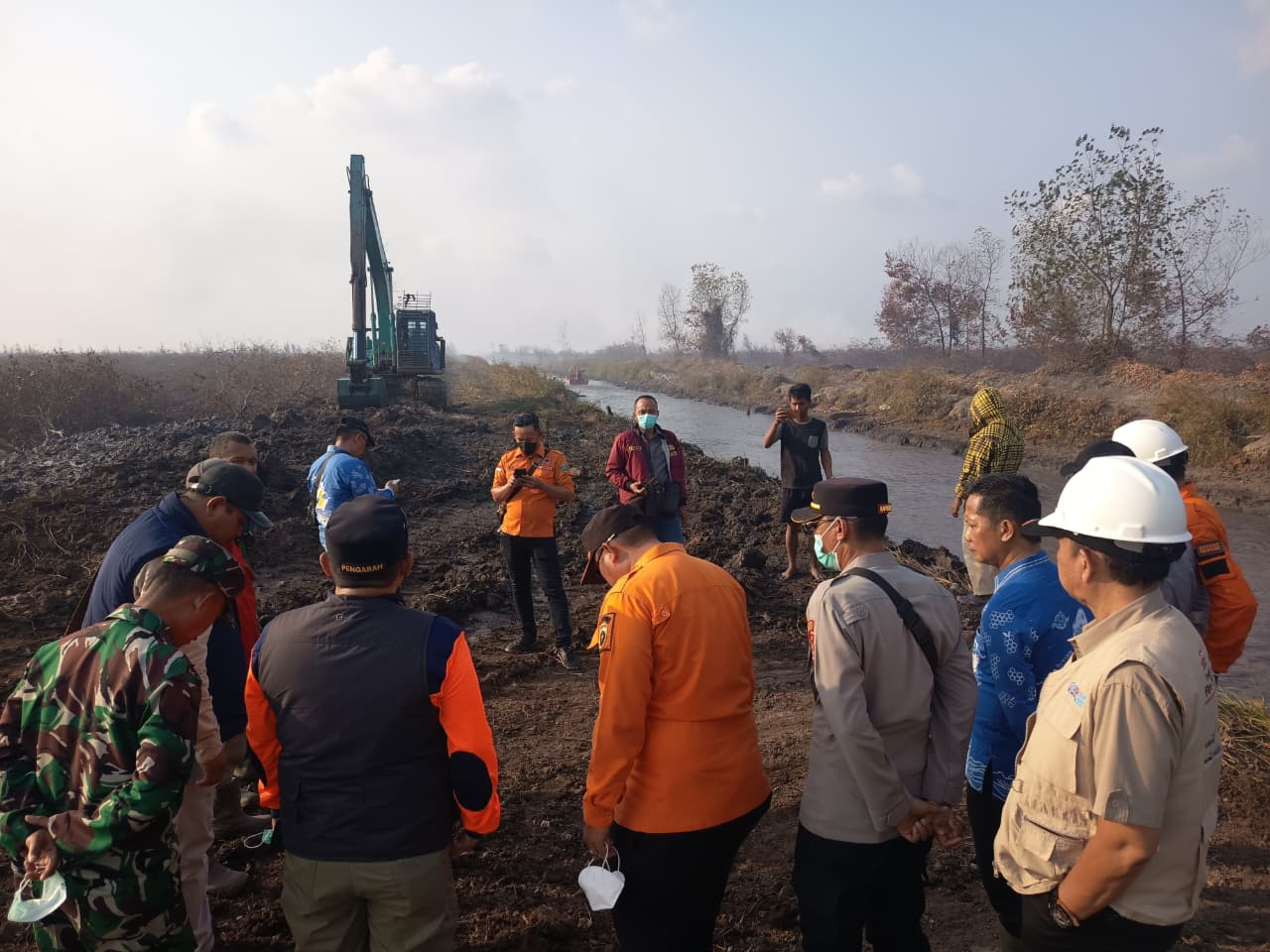 Sistem pembasahan lahan gambut, air diambil dari kanal atau sumber air lainnya, kemudian dipompakan ke dalam lahan gambut yg telah digali menggunakan excavator dibuat menjadi embung, sehingga air masuk ke gambut. Yang berfungsi mencegah perambatan api dalam lahan gambut (cegah kebakaran) serta pendinginan atau mematikan api dalam lahan gambut setelah kebakaran (Dok. Humas BNPB / Seputarsumatera.com)