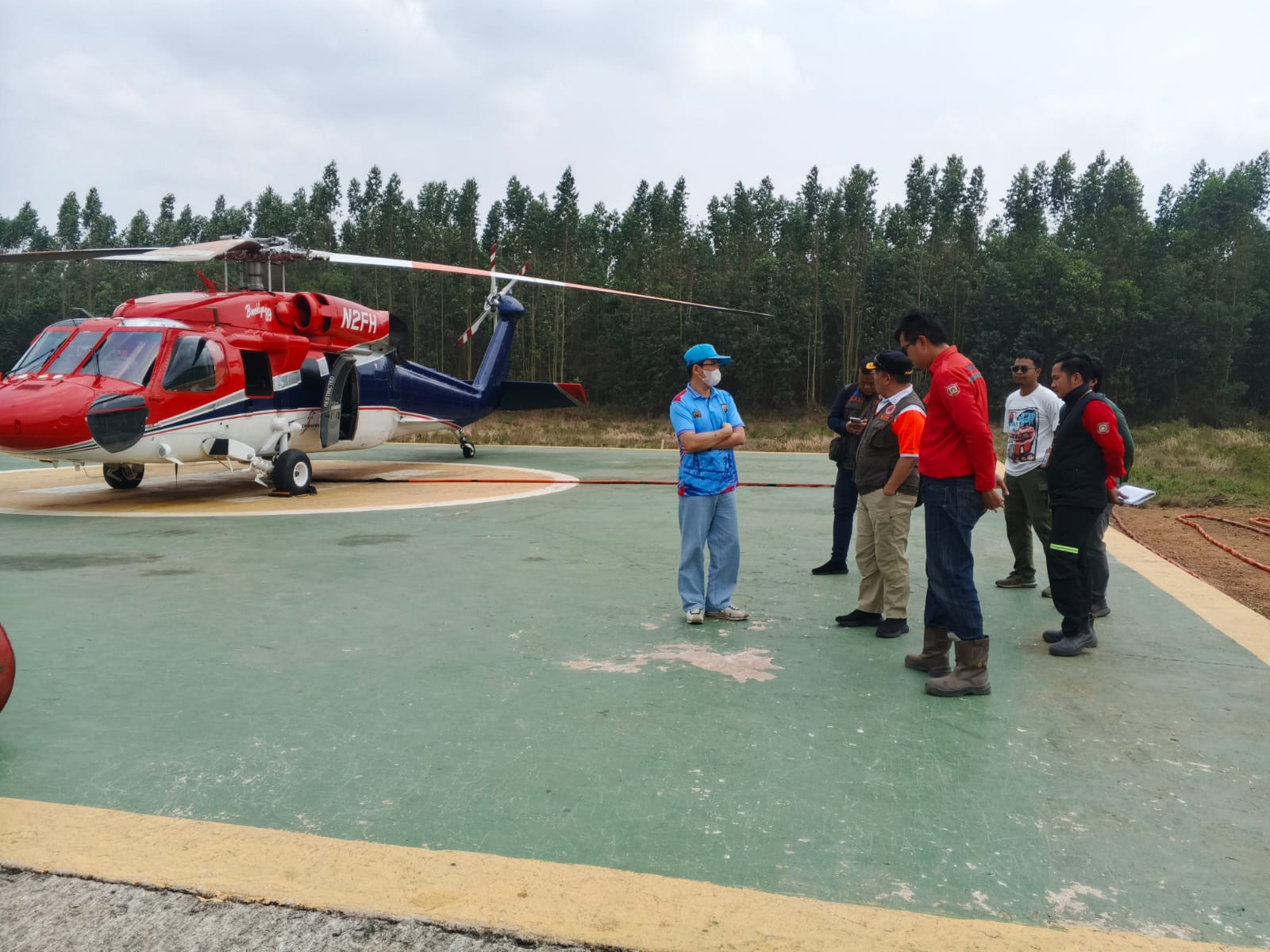 Helikopter water bombing yang digunakan untuk membantu penanganan kebakaran, tidak hanya di dalam tetapi juga di sekitar wilayah konsesi di Kabupaten OKI Sumsel (Dok. Humas BNPB / Seputarsumatera.com)