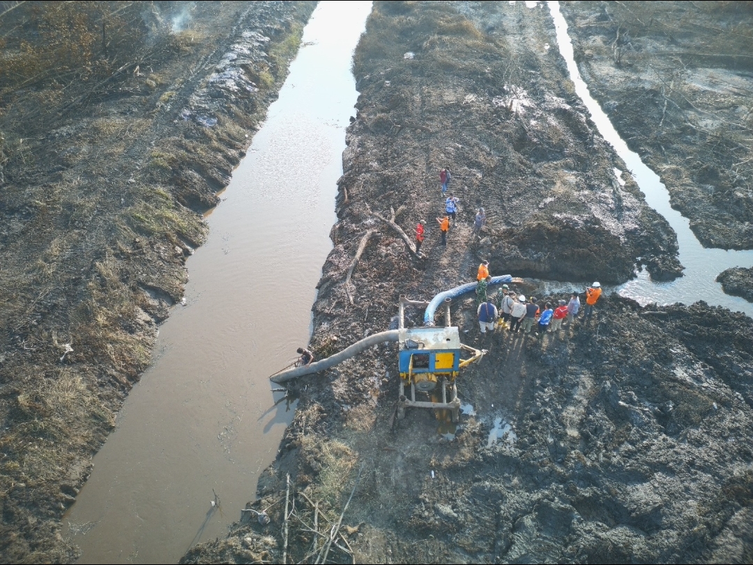 Sistem pembasahan lahan gambut, air diambil dari kanal atau sumber air lainnya, kemudian dipompakan ke dalam lahan gambut yg telah digali menggunakan excavator dibuat menjadi embung, sehingga air masuk ke gambut. Yang berfungsi mencegah perambatan api dalam lahan gambut (cegah kebakaran) serta pendinginan atau mematikan api dalam lahan gambut setelah kebakaran (Dok. Humas BNPB / Seputarsumatera.com)