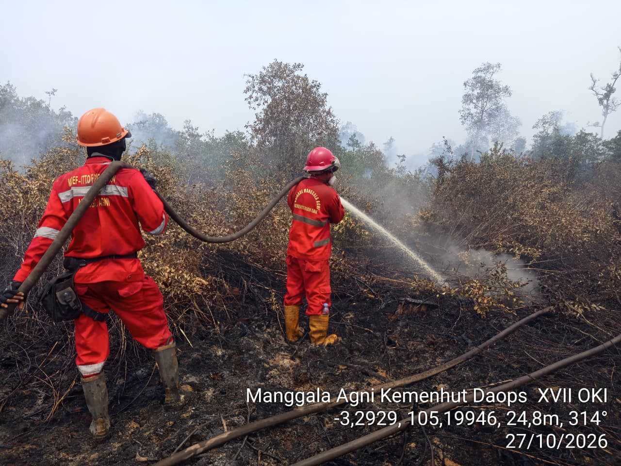 Para petugas area Tim 1 Manggala Agni sedang memadamkan api di kawasan operasi DAm Talang Rimba Cengal OKI (Dok. Humas Manggala Agni Sumatera / Seputarsumatera.com) Para petugas area Tim 1 Manggala Agni sedang memadamkan api di kawasan operasi DAm Talang Rimba Cengal OKI (Dok. Humas Manggala Agni Sumatera / Seputarsumatera.com)