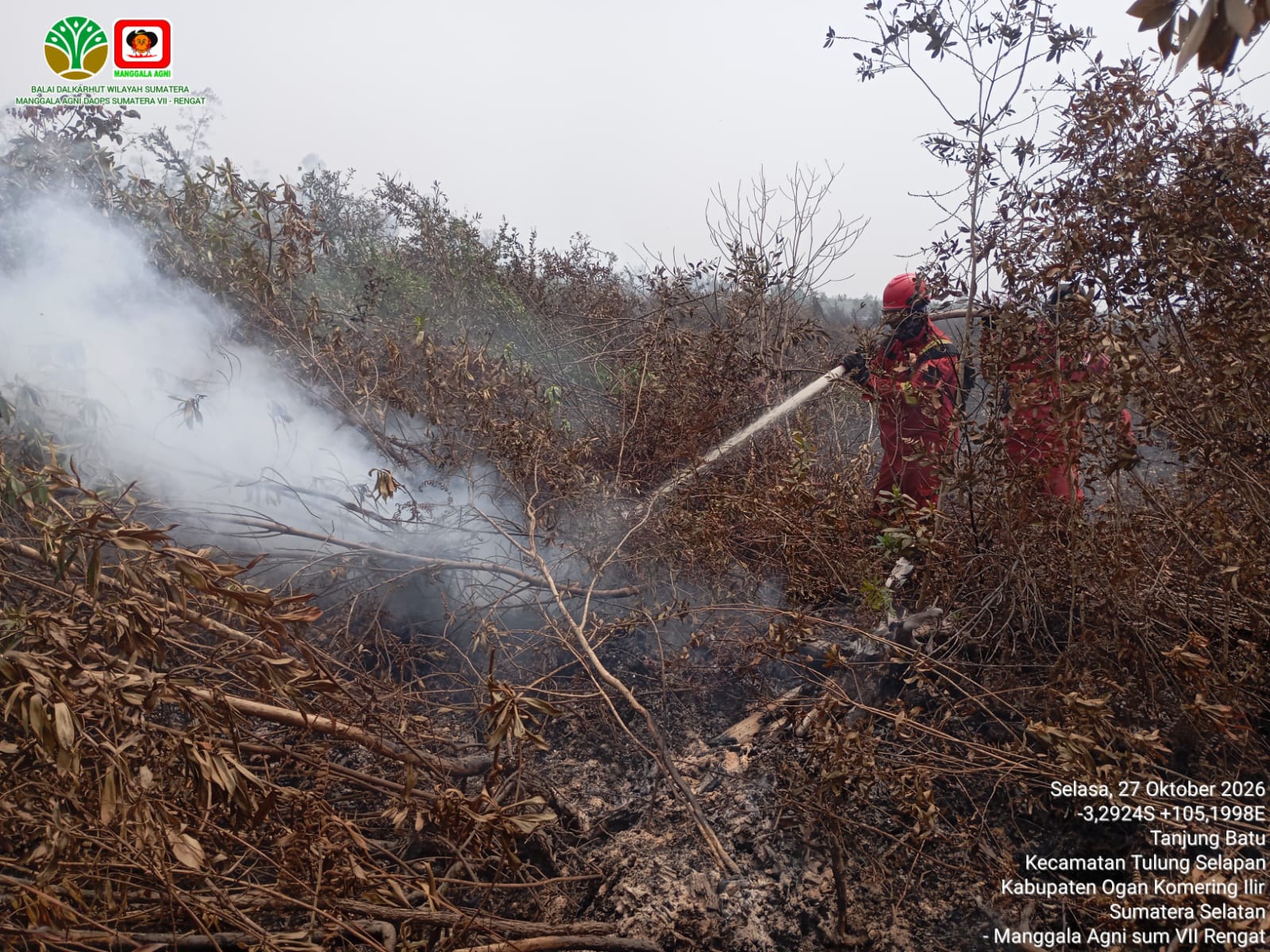 Para petugas area Tim BKO 2 Manggala Agni sedang memadamkan api di kawasan operasi DAm Talang Rimba Cengal OKI (Dok. Humas Manggala Agni Sumatera / Seputarsumatera.com)