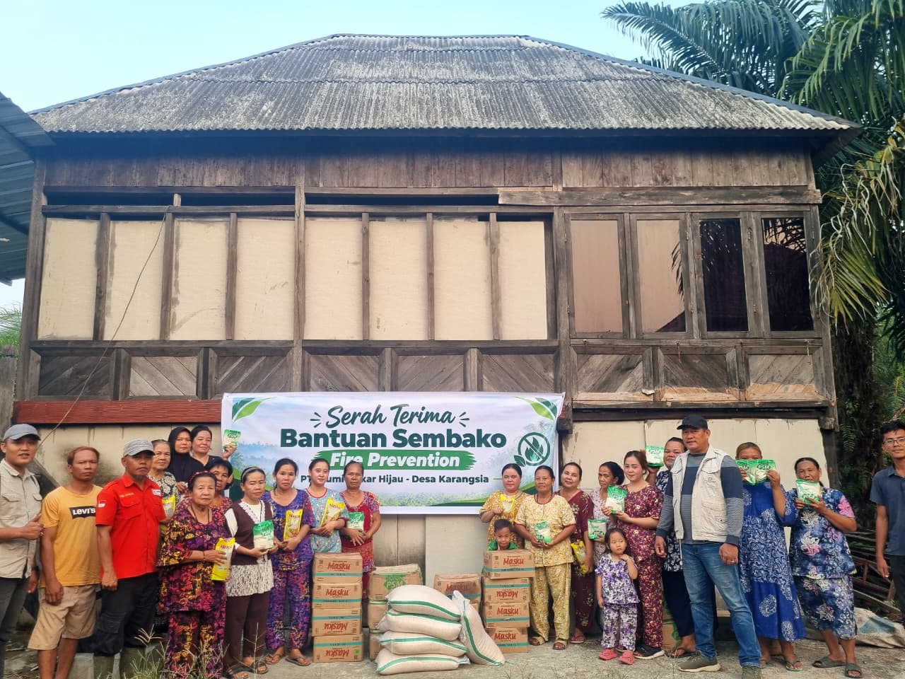 PT Bumi Mekar Hijau membagikan sembako ke warga terdampak karhutla di Kabupaten OKI Sumsel (Dok. Humas Paguyuban Sinarmas / Seputarsumatera.com)
