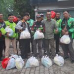 PT Bumi Mekar Hijau membagikan sembako ke para driver ojek online di Kota Palembang (Seputarsumatera.com)