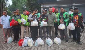 PT Bumi Mekar Hijau membagikan sembako ke para driver ojek online di Kota Palembang (Seputarsumatera.com) PT Bumi Mekar Hijau membagikan sembako ke para driver ojek online di Kota Palembang (Seputarsumatera.com)
