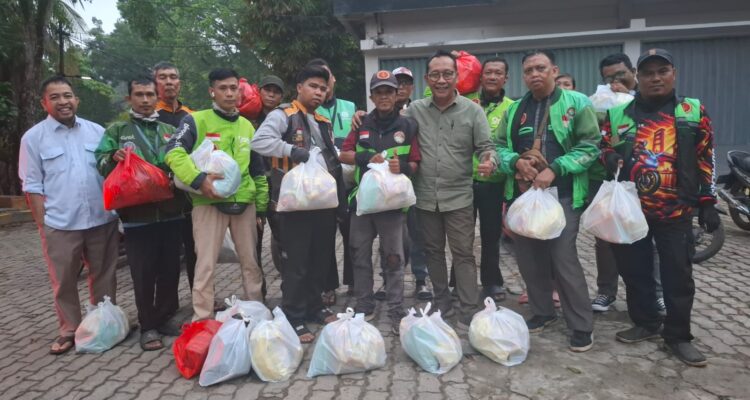 PT Bumi Mekar Hijau membagikan sembako ke para driver ojek online di Kota Palembang (Seputarsumatera.com)
