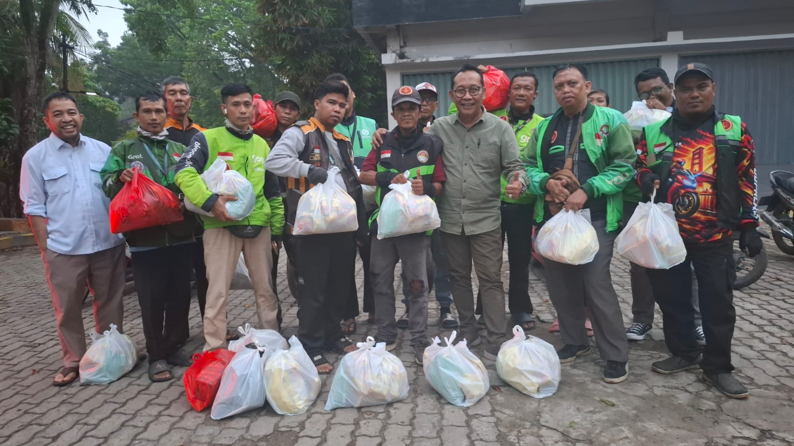 PT Bumi Mekar Hijau membagikan sembako ke para driver ojek online di Kota Palembang (Seputarsumatera.com) PT Bumi Mekar Hijau membagikan sembako ke para driver ojek online di Kota Palembang (Seputarsumatera.com)