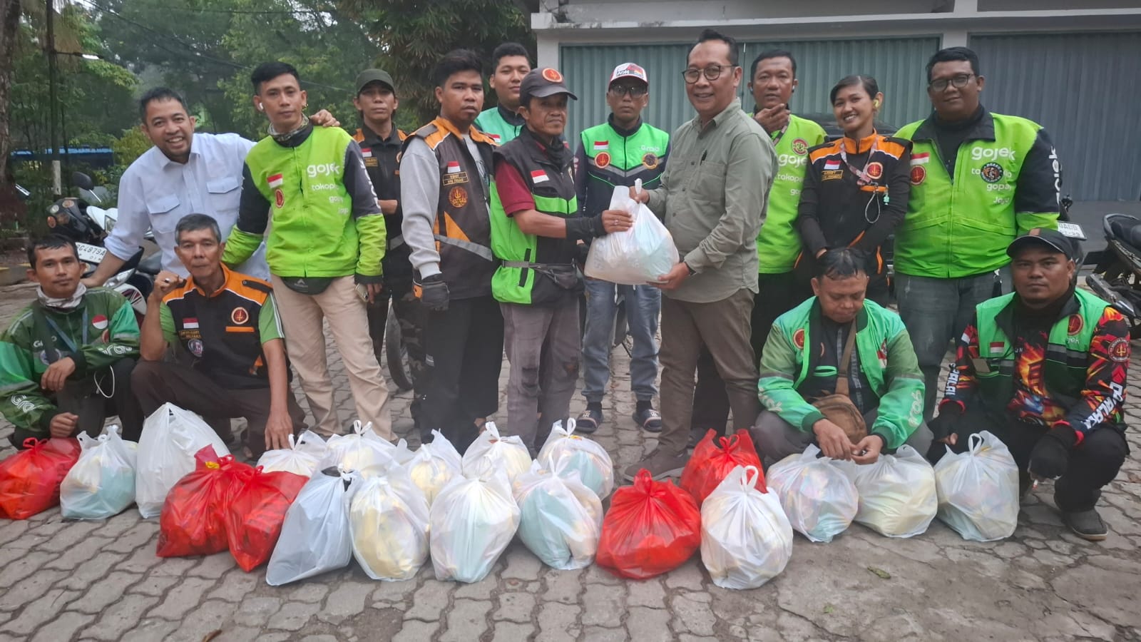 PT Bumi Mekar Hijau membagikan sembako ke para driver ojek online di Kota Palembang (Seputarsumatera.com)